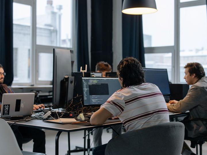 Une petite équipe de développeurs à leurs postes