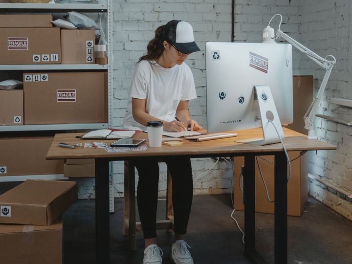Un poste de travail au milieu de la réserve d'une petite entreprise